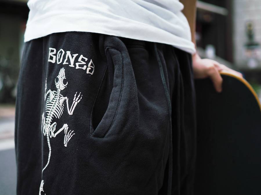 80'sのPOWELL PERALTA （パウエルペラルタ）のBONESスウェットパンツが