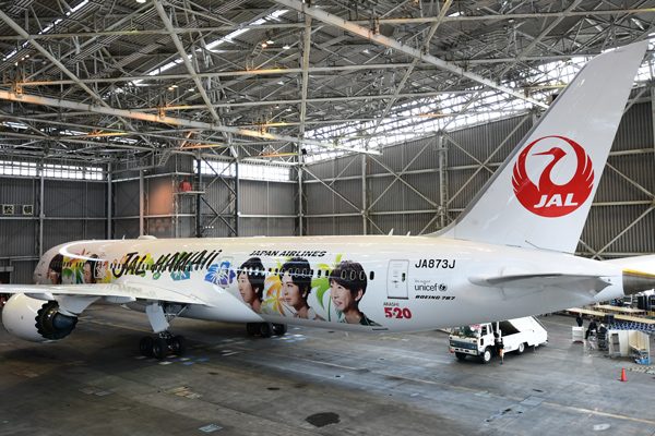 JAL、特別塗装機「ARASHI HAWAII JET」を就航 お披露目会には嵐の大野