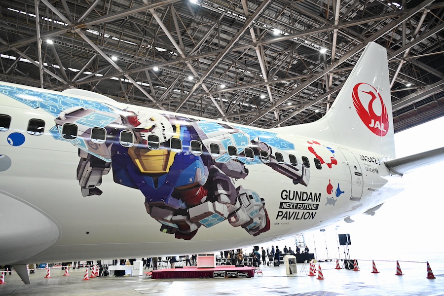 JAL Unveils Specially Painted 737 'JAL Gundam JET' for Domestic