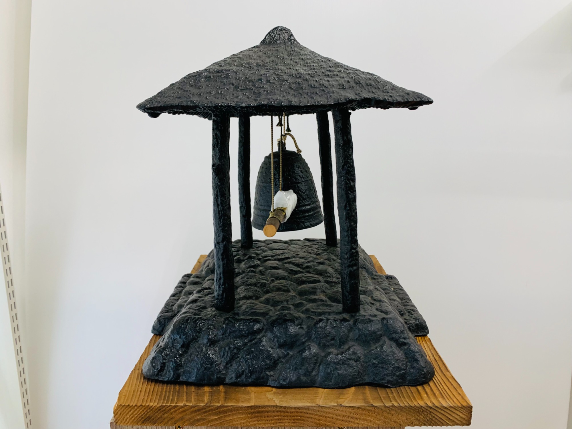 和雑貨販売強化中】鉄製ミニチュア『除夜の鐘』をご紹介します