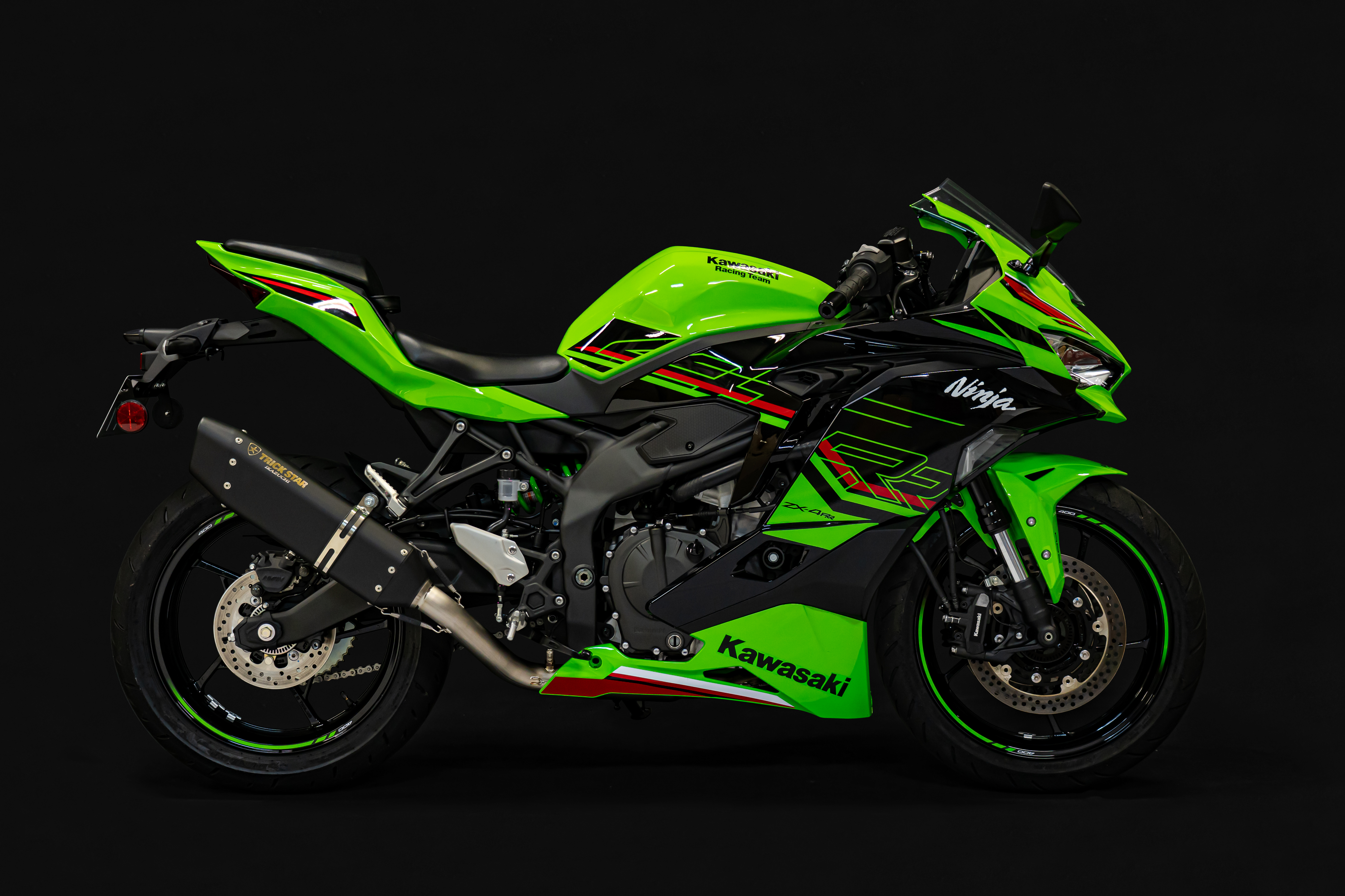 新製品情報】ZX-6R(24) 政府認証スリップオンマフラーIKAZUCHI | TRICK