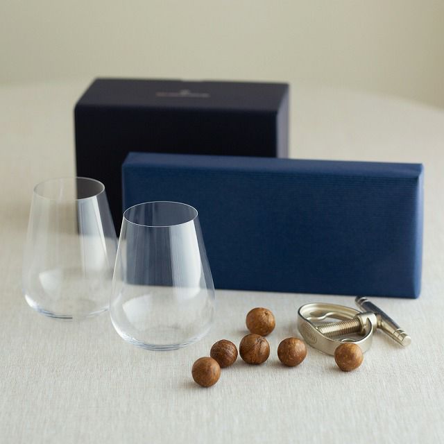 人気のジャンシスロビンソン ステムレス ペアワイングラスとマカダミア