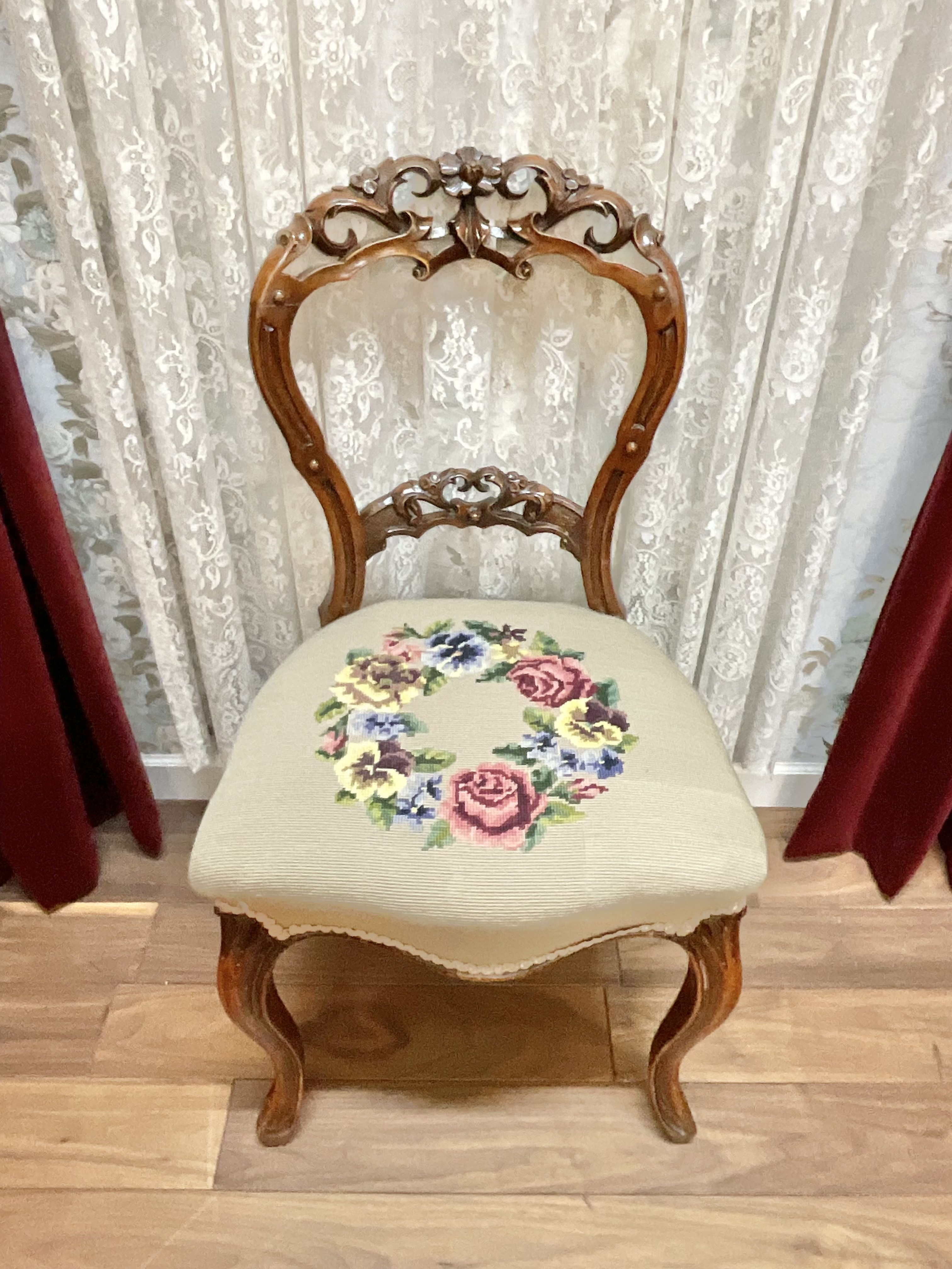 バラ刺繍の椅子 - 広島のアンティーク・輸入家具やカーテンならVide