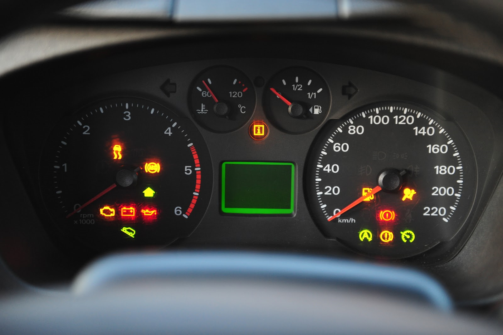 エンジンオイルランプが点灯する理由とは？原因と対処法を解説