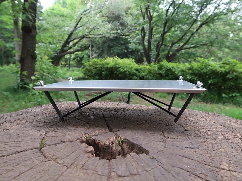 4つの脚の高さをそれぞれ微調整できる！ 超軽量アウトドア用テーブルを