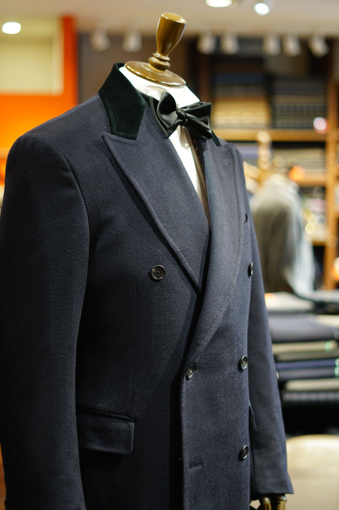 カシミヤコートに妥協は許されません。期待を超える服地がこちらです