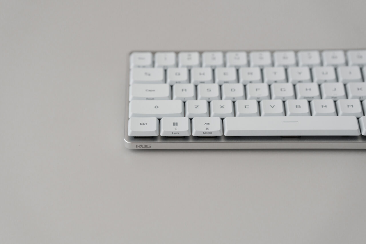 ROG Falchion RX Low Profile レビュー：滑らかな打鍵感、ミニマルで多