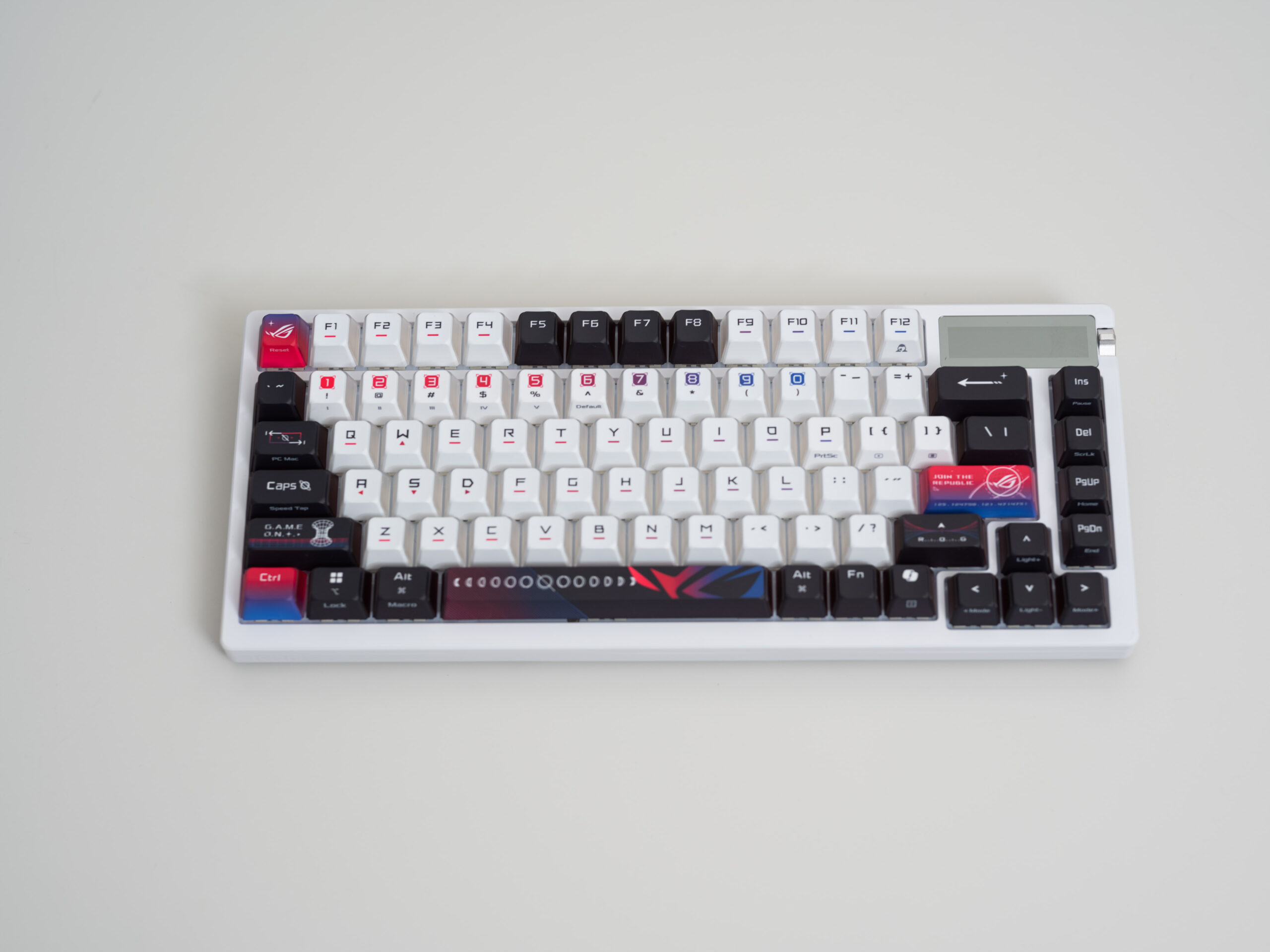 ASUS ROG Azoth X レビュー：恒星をテーマにした3面透過のキーキャップ