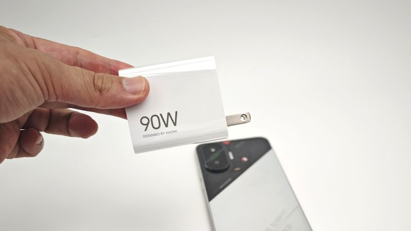 POCO F7」実機で付属品を詳しくチェック！保護ケースや保護フィルムは