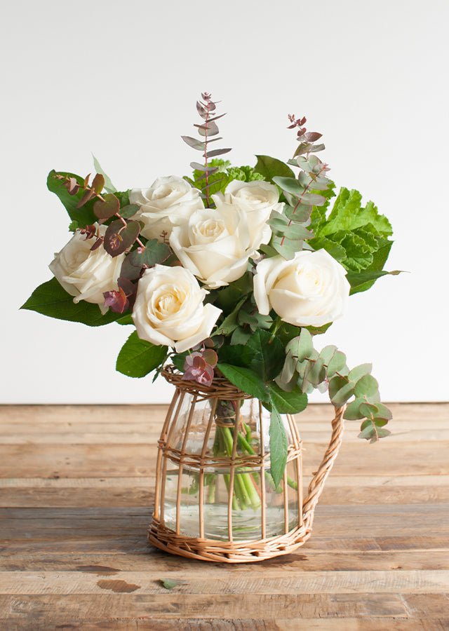 花束】白いバラ6本と季節のグリーンのブーケ・花束 Mサイズ – &YOUKAEN