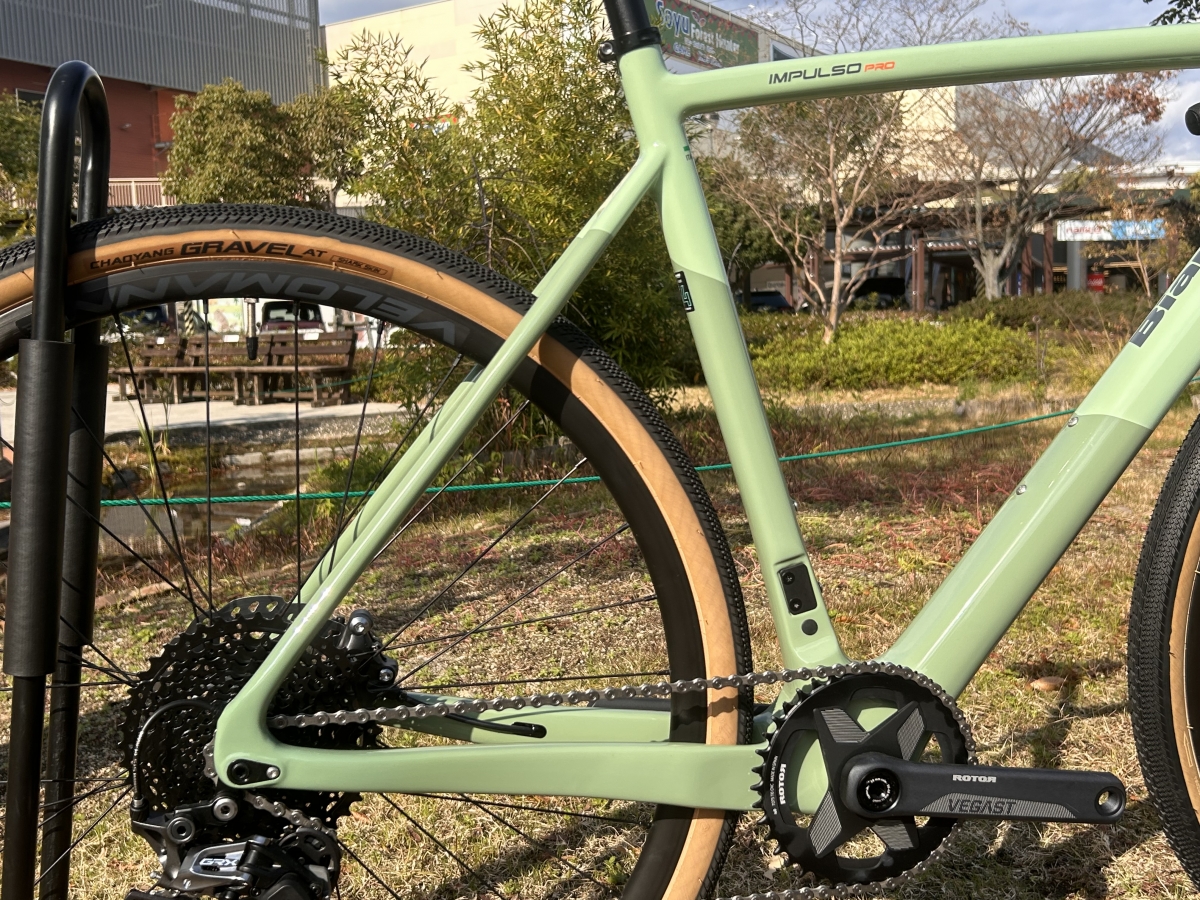 スピード系グラベルロード‼軽量高剛性が特徴的なレースマシンです