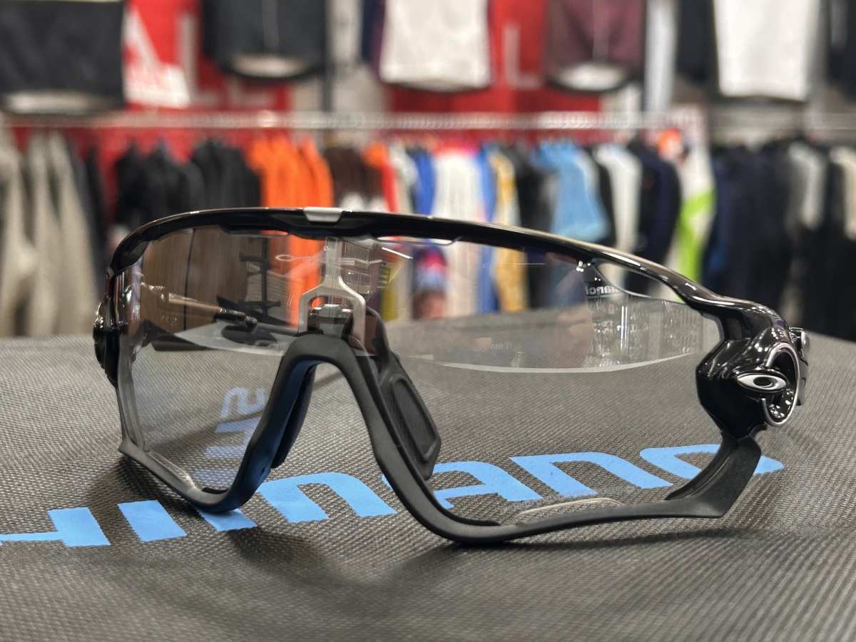 昼夜問わず使える調光レンズ採用‼自転車乗りなら一度は憧れる最高級