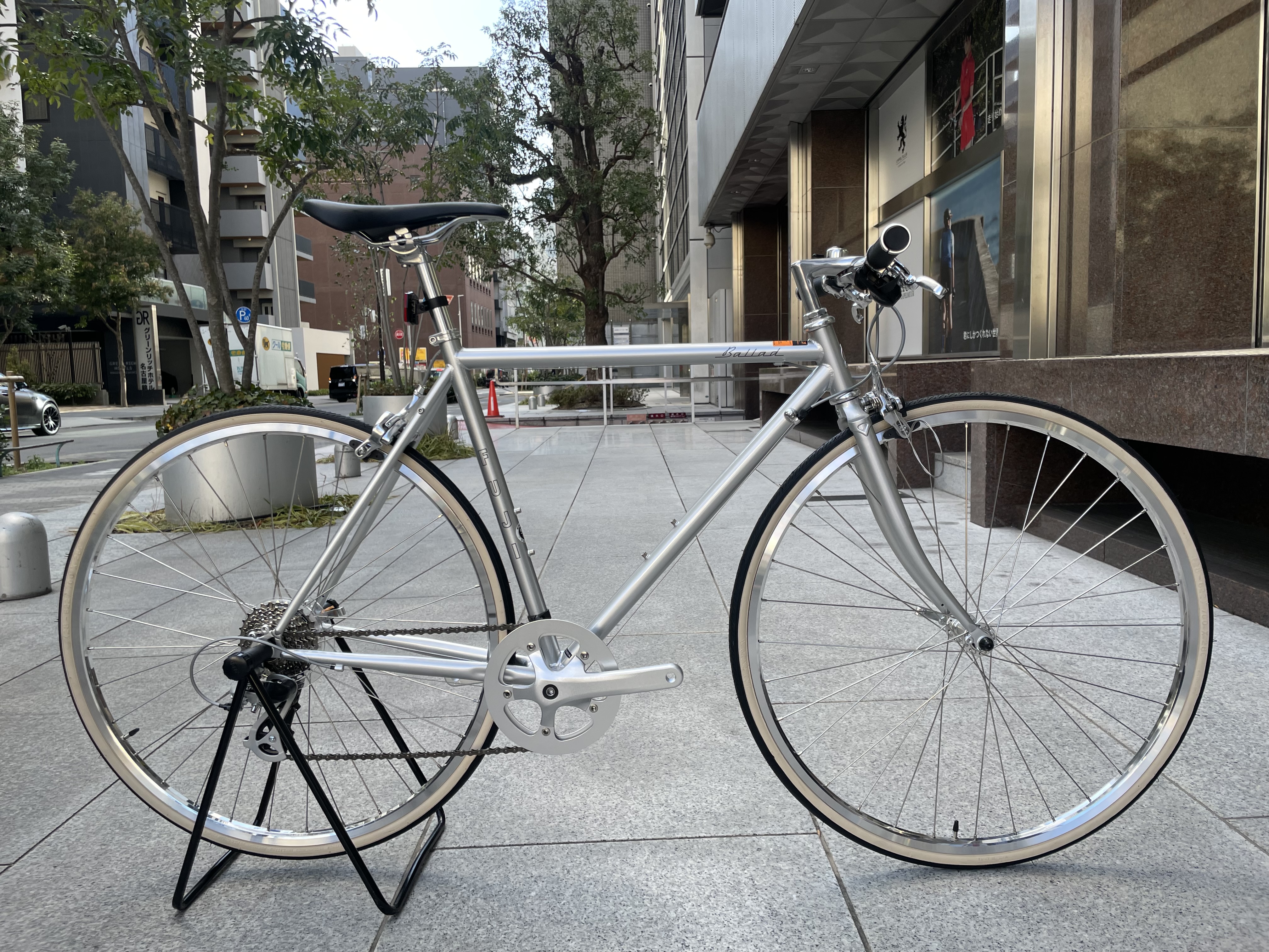 入荷情報】オールシルバーのクロモリクロスバイクが入荷しました