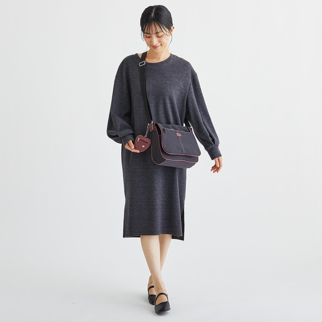 ZAZA シワナイロンリンゴチャーム付きショルダーバッグ EL5702