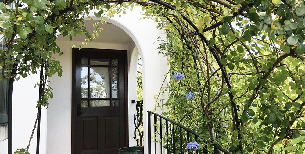 動画「遊鳥（ゆとり）ガラス工房」高台の白い家・物語の庭づくりに魅了