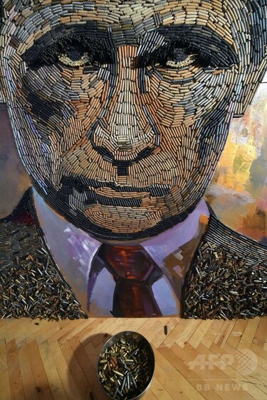 薬きょう5000個でプーチン大統領の肖像画、ウクライナ 写真13枚 国際