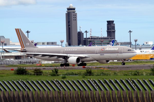 アシアナ航空 旧塗装 A330-323 HL7736 成田空港 2010年8月10日