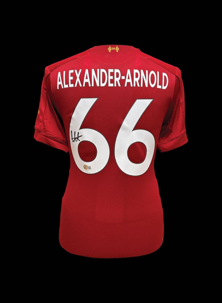 トレント・アレクサンダー・アーノルドがリヴァプールのユニフォームに