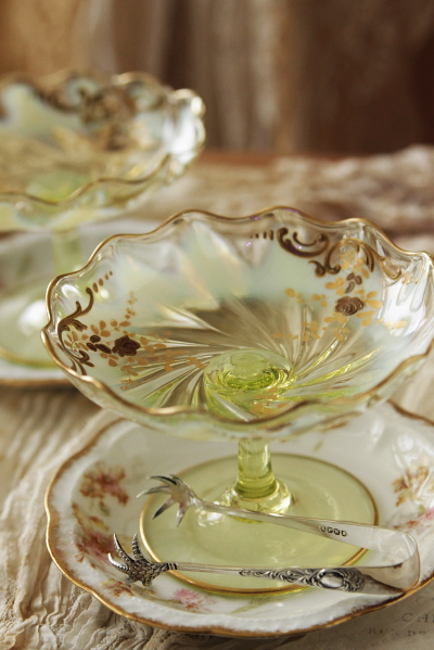 アンティークヴァセリングラスフラワーベース ヴィクトリアン イギリス