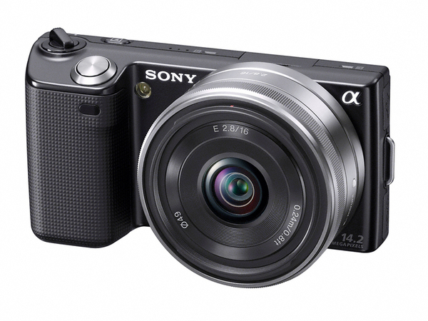 ASCII.jp：NEX-5でα用大型Aマウントレンズを使ってみた (1/2)