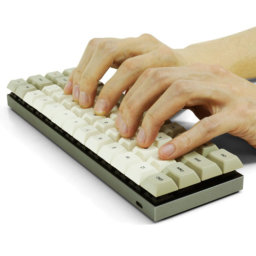 ASCII.jp：通常の4割サイズ ミニマルなメカニカルキーボード