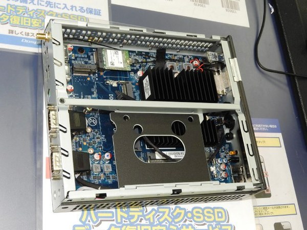 ASCII.jp：約2万円のファンレスベアボーン「DX30」がShuttleから