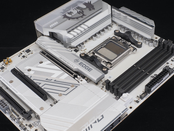 白いマザーボードでは異質なほどゲーミング寄りデザインのAMD B850搭載