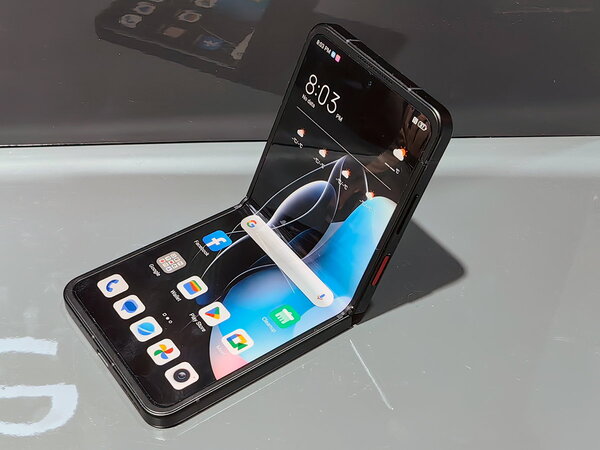 ASCII.jp：国内衝撃「Libero Flip」のオリジナル版!? ZTE、折りたたみ