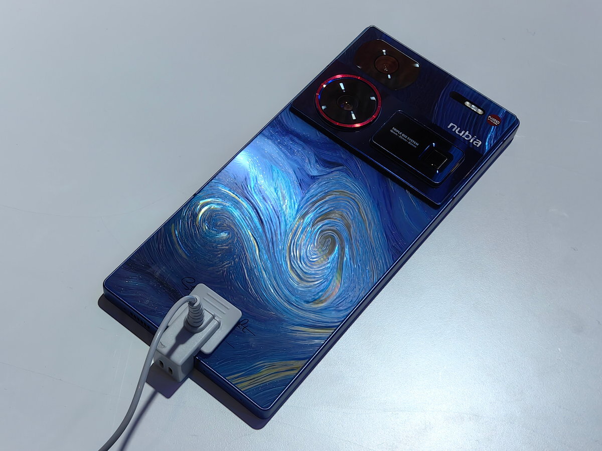 国内衝撃「Libero Flip」のオリジナル版!? ZTE、折りたたみスマホや3D