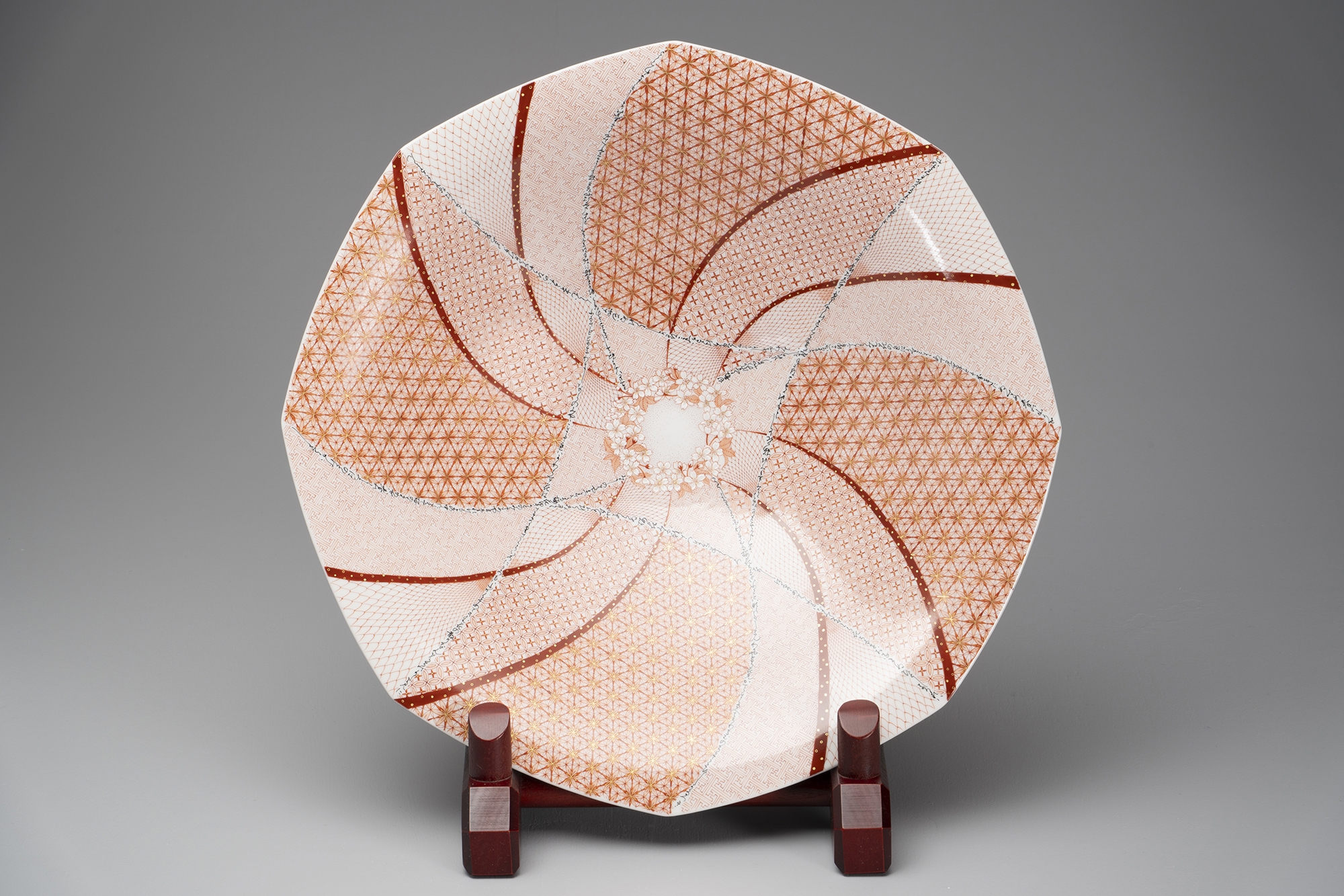 梅村めぐみ『 赤絵細描古今集春歌 飾皿』 | 陶芸作品 | 日経アート