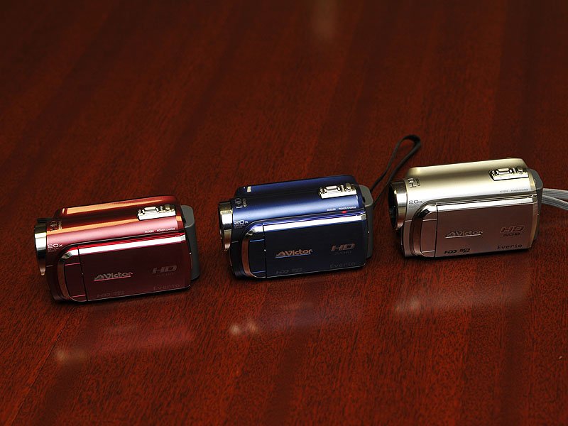 ビクター、HDD搭載で世界最小/最軽量のHDムービー「Everio」