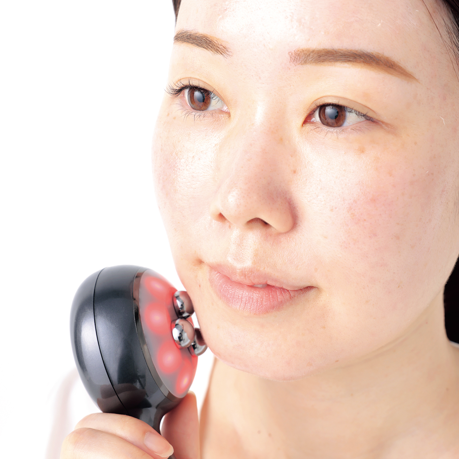 しぼんだ肌がふっくら、さらに目まで大きくなった！】最新美顔器の