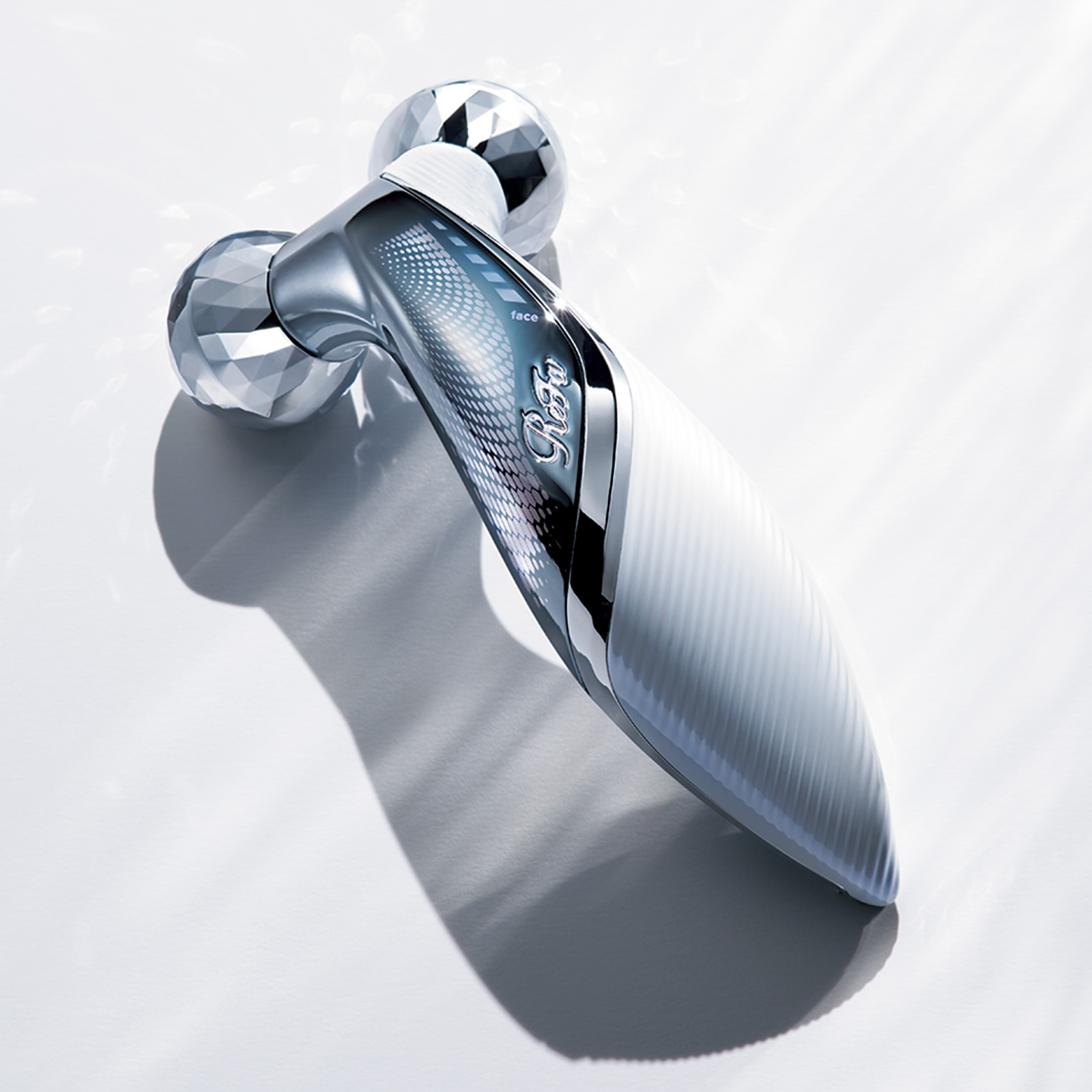 迷ったら「ReFa」で本当にいい？ 美顔器を60日ガチで使い続けた結果が