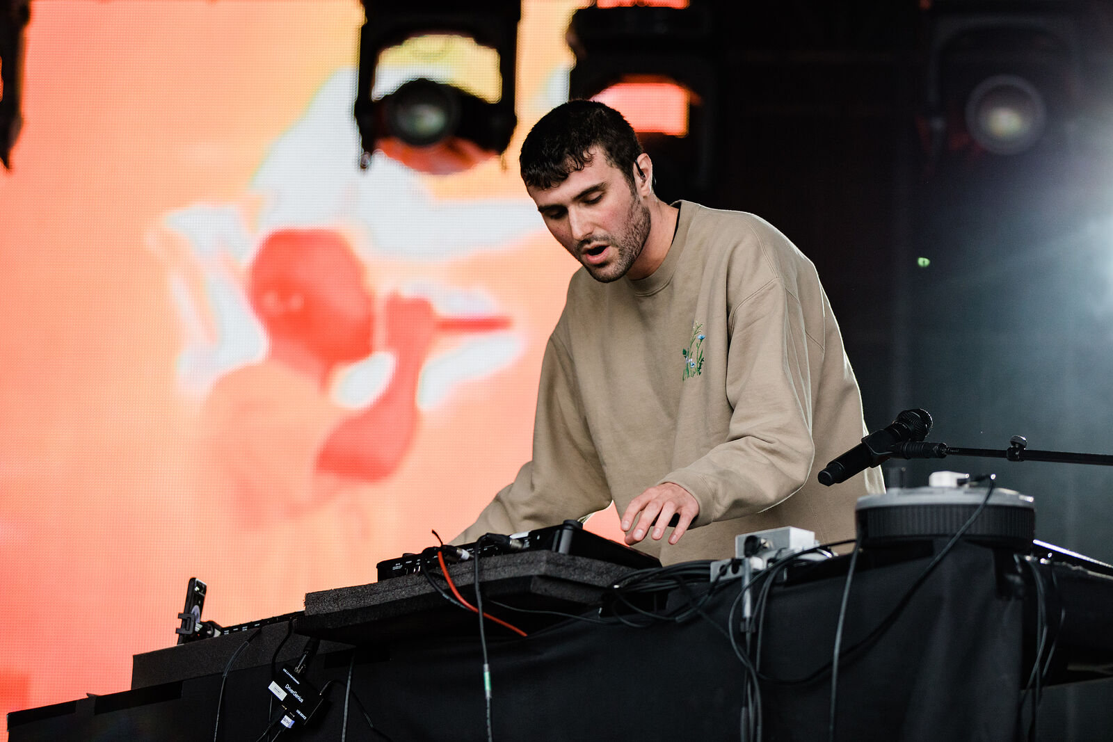 FUJIROCK'25」で初来日公演！UKの最重要アーティスト”Fred Again..とは？