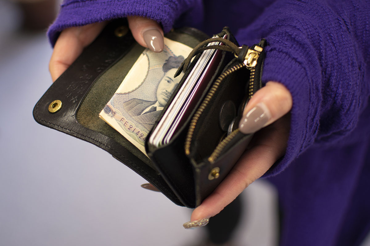 せっかくの革財布！ 自分だけのカスタムを楽しもう！【トラッカーミニ