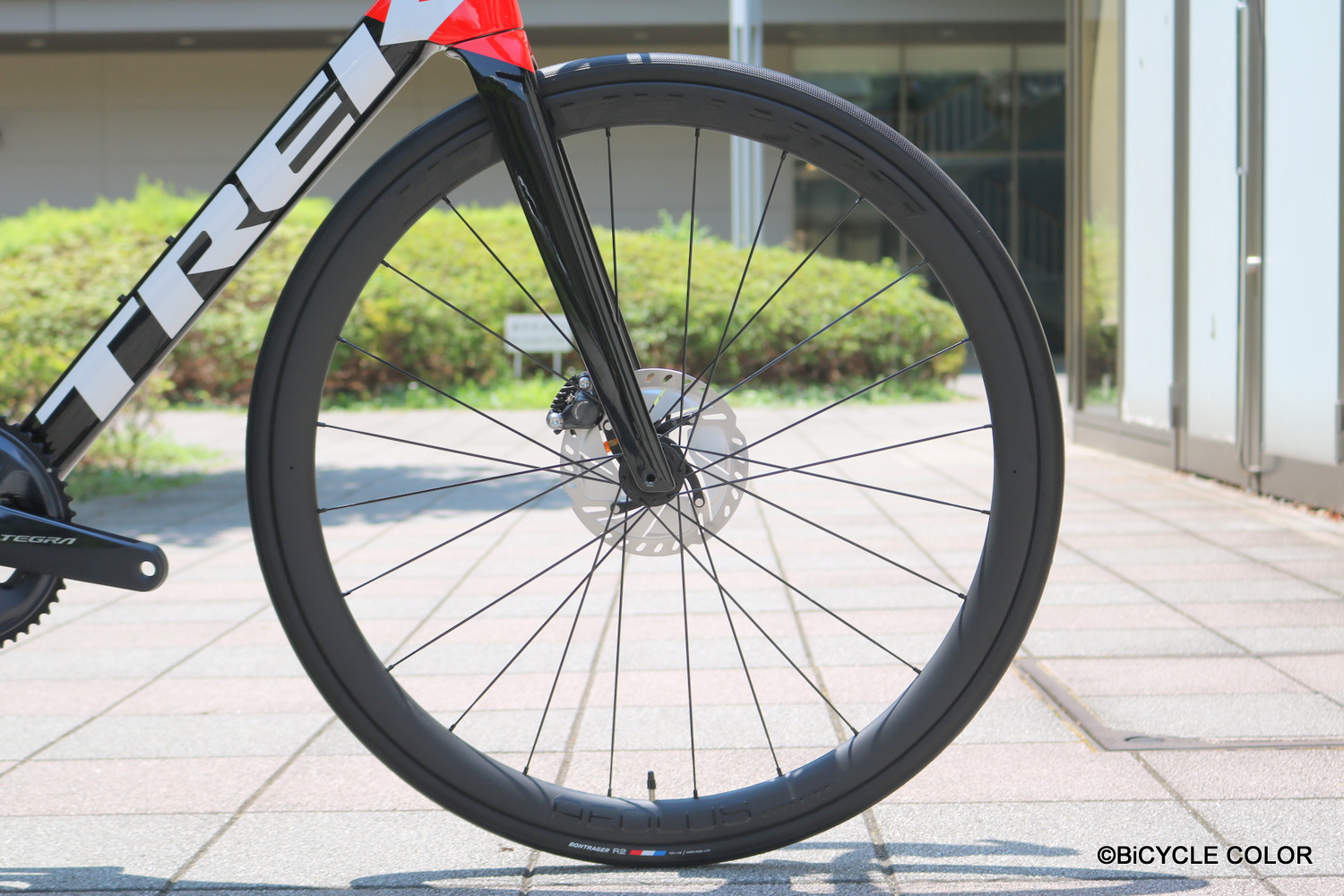 再入荷のお知らせ！】カーボンホイール装着のTREK EMONDA(エモンダ