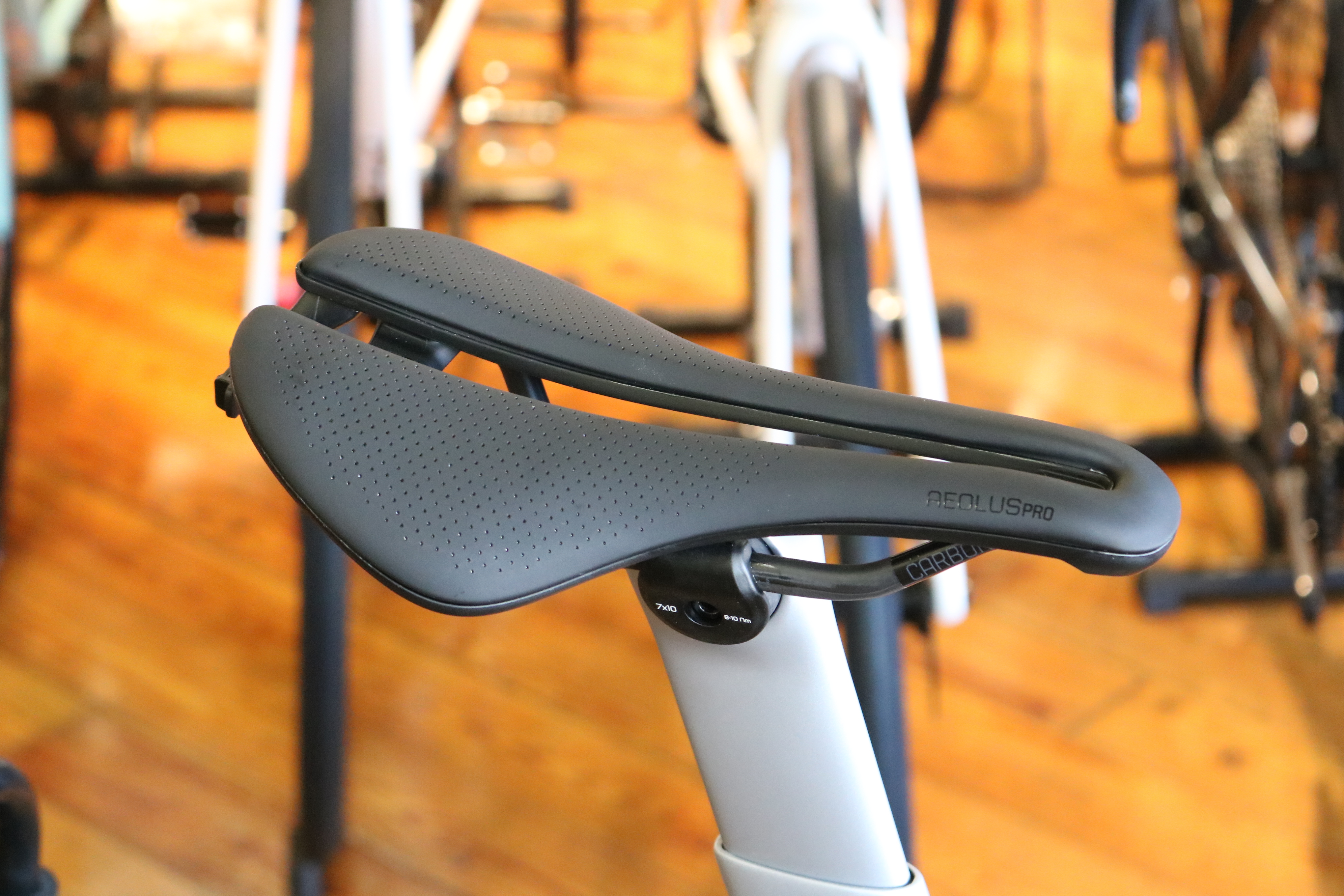 冬場のモチベーションアッ～Aeolus Proカーボンサドル、一体型カーボン