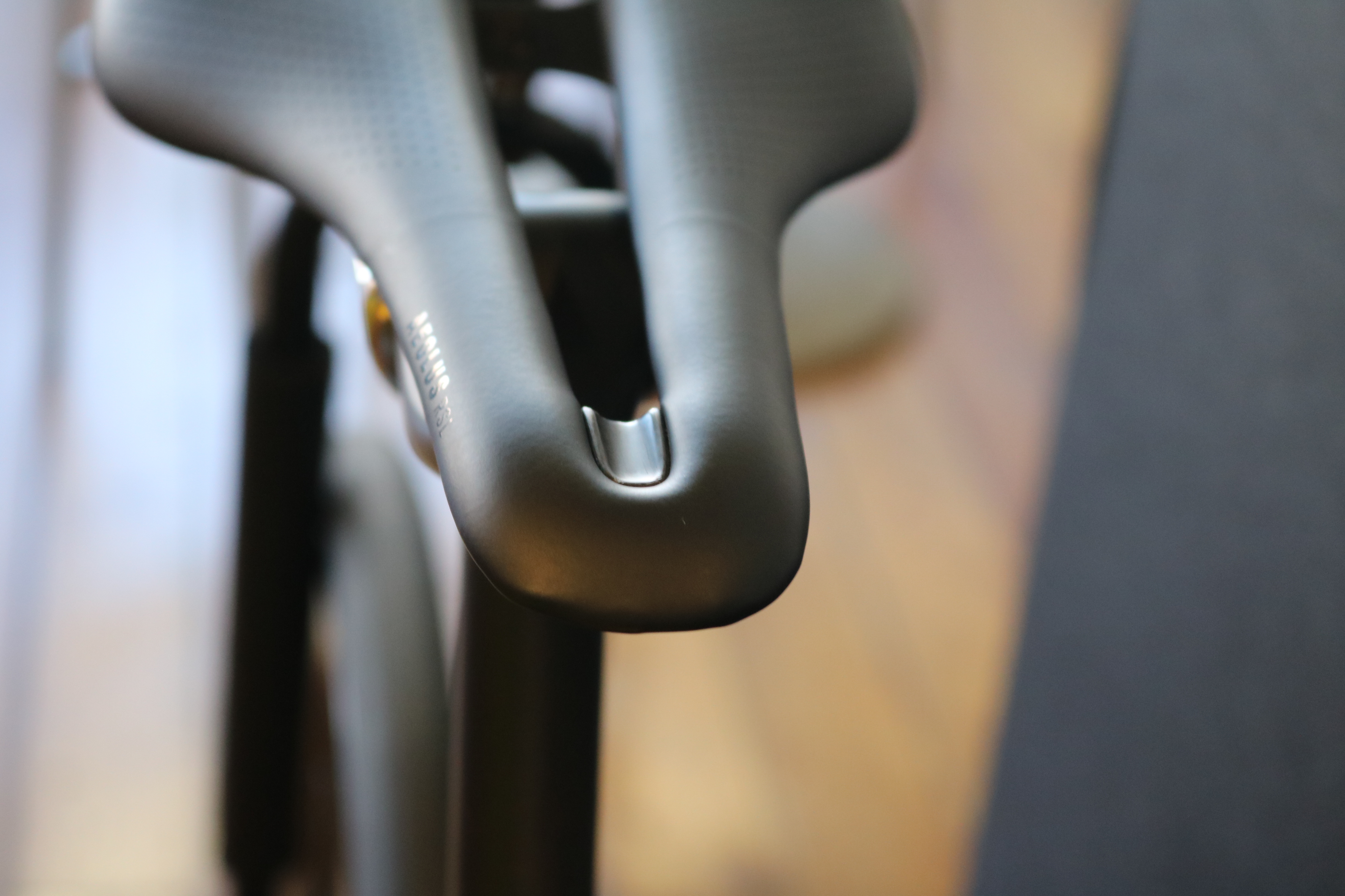 冬場のモチベーションアッ～Aeolus Proカーボンサドル、一体型カーボン