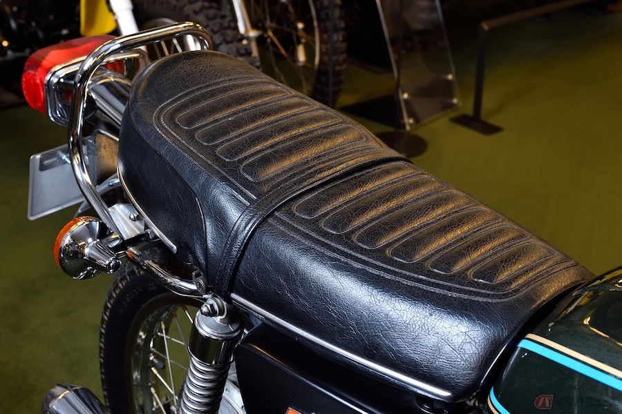 スズキGT380に取り付けられた三段シート背面にはポエムが記されていた