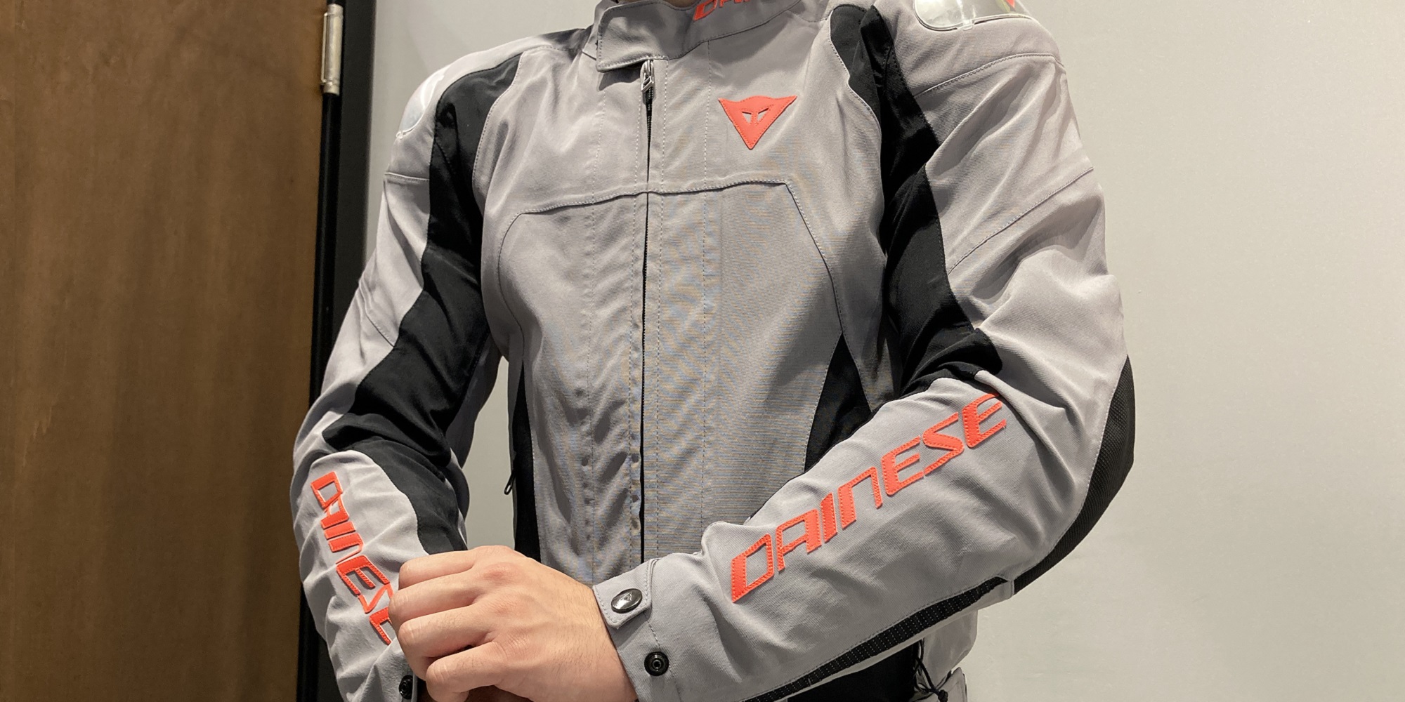 トップグレードの防水ジャケットをストリートで