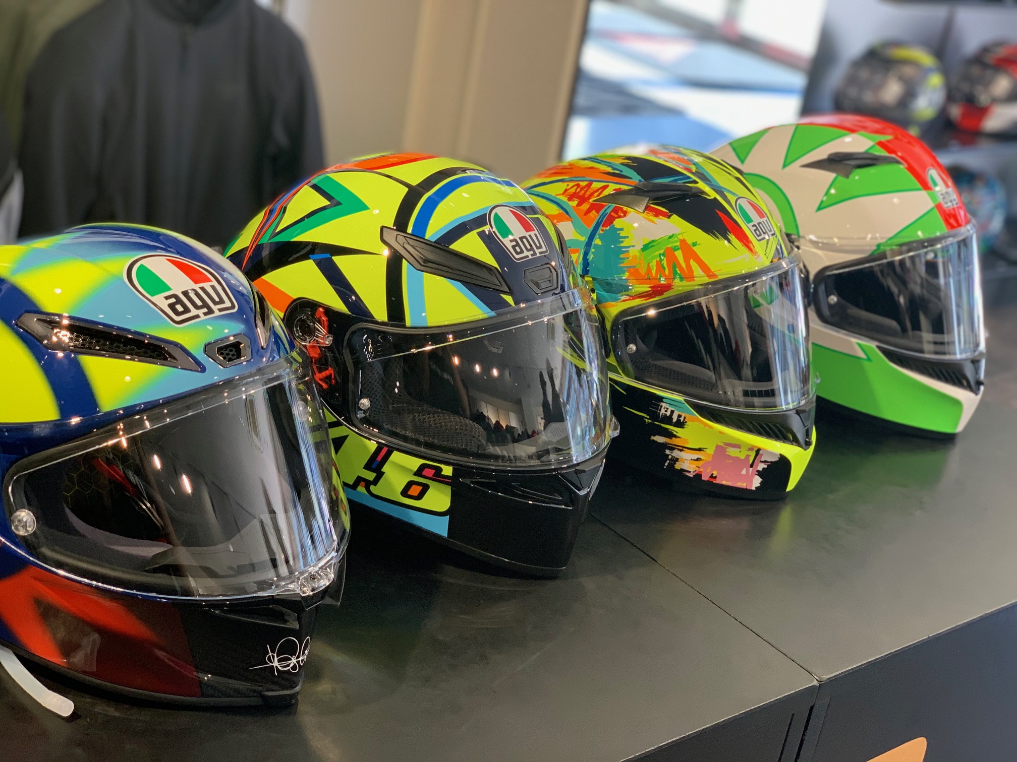 おすすめのロッシグラフィックヘルメット【AGV】