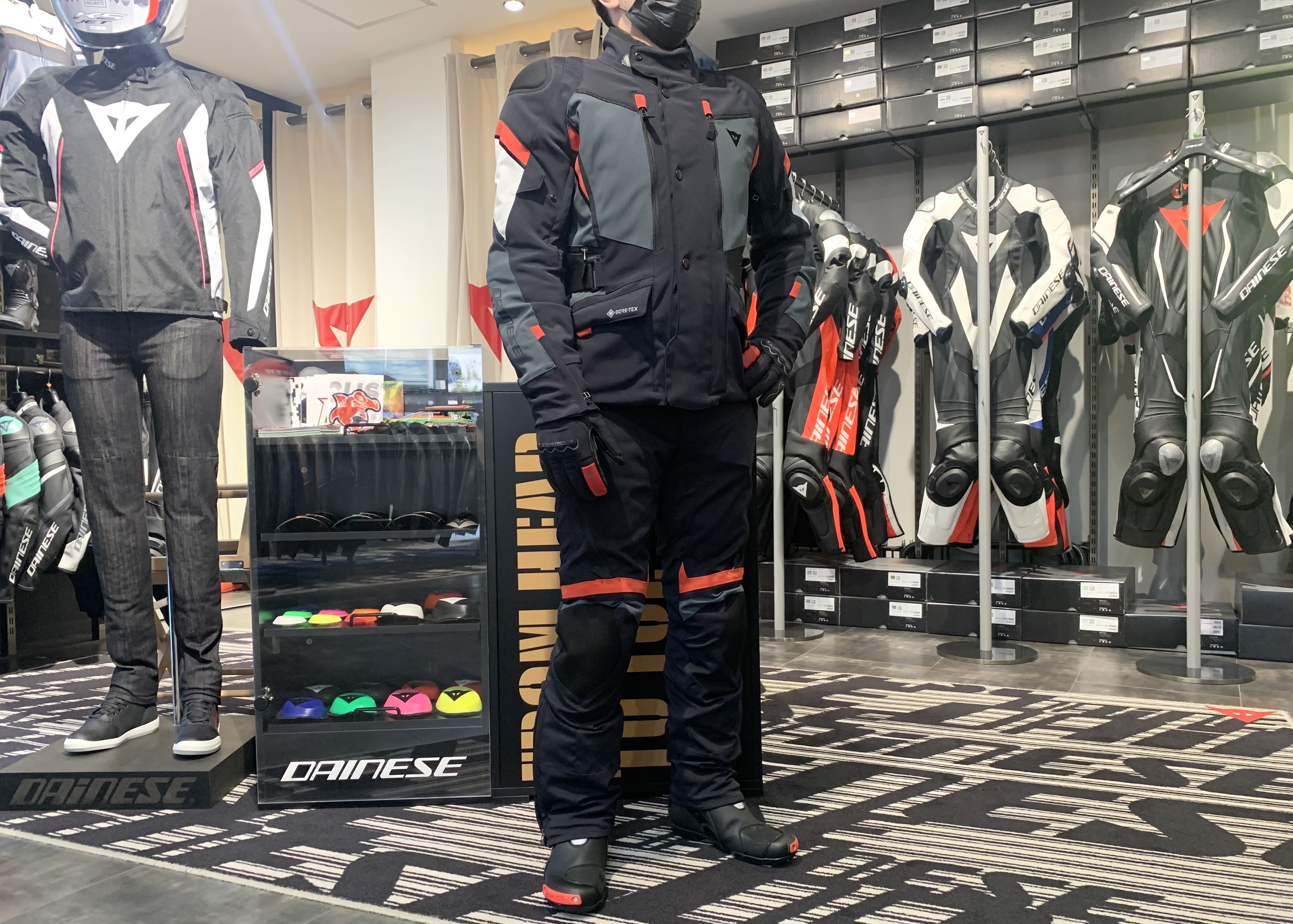 多様な気候に対応するツーリングジャケット《CARVE MASTER 3 GORE-TEX