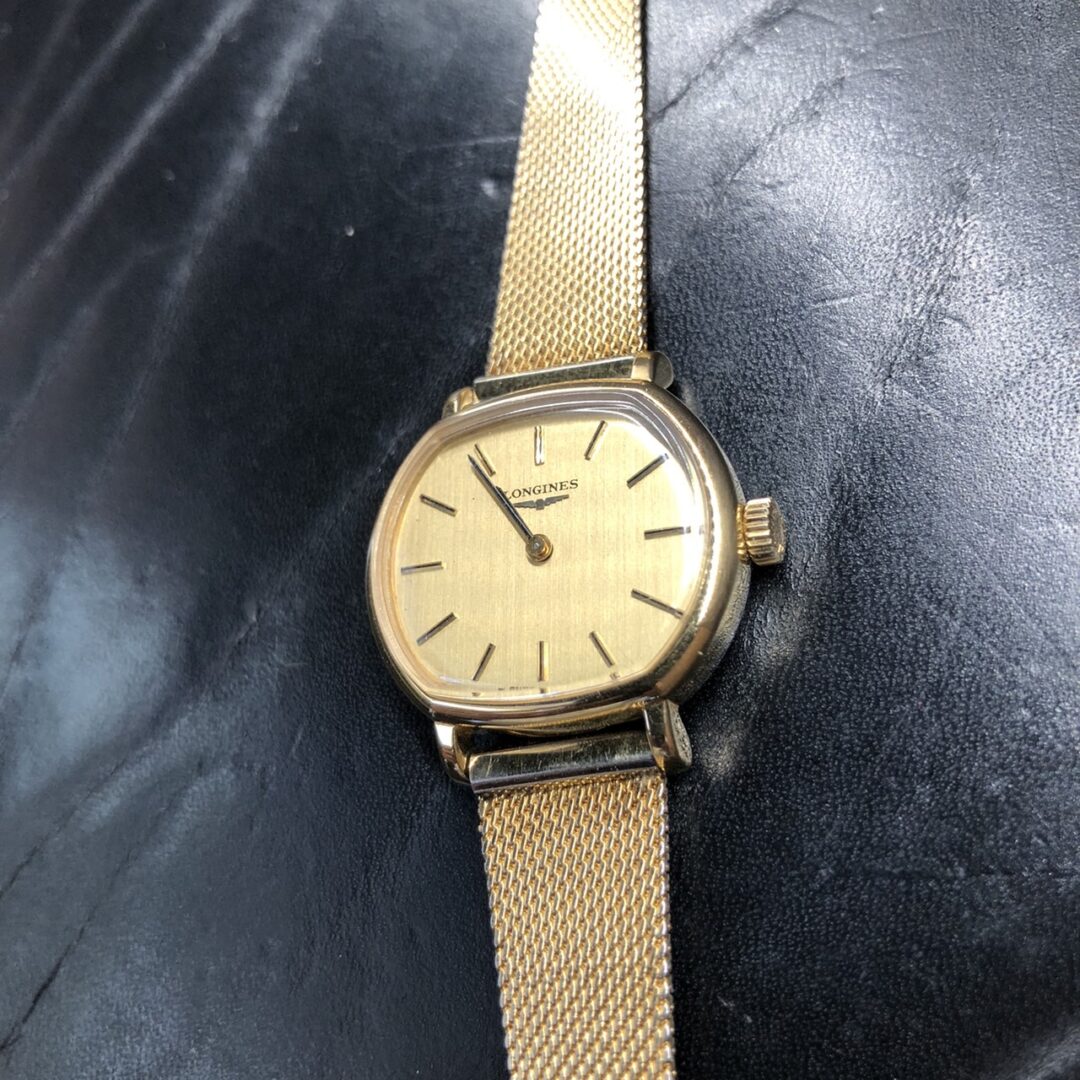 Longines(ロンジン)はスイスの時計ブランドです。 フランス古語で「花