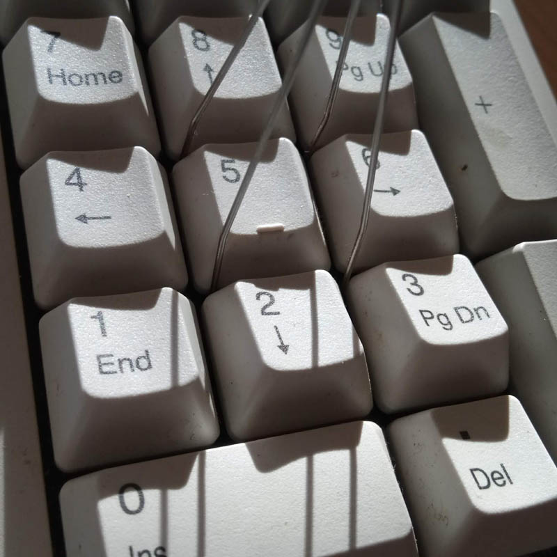 リアルフォースR2SA-JP3-IVのキー分解クリーニング - BTOパソコン.jp