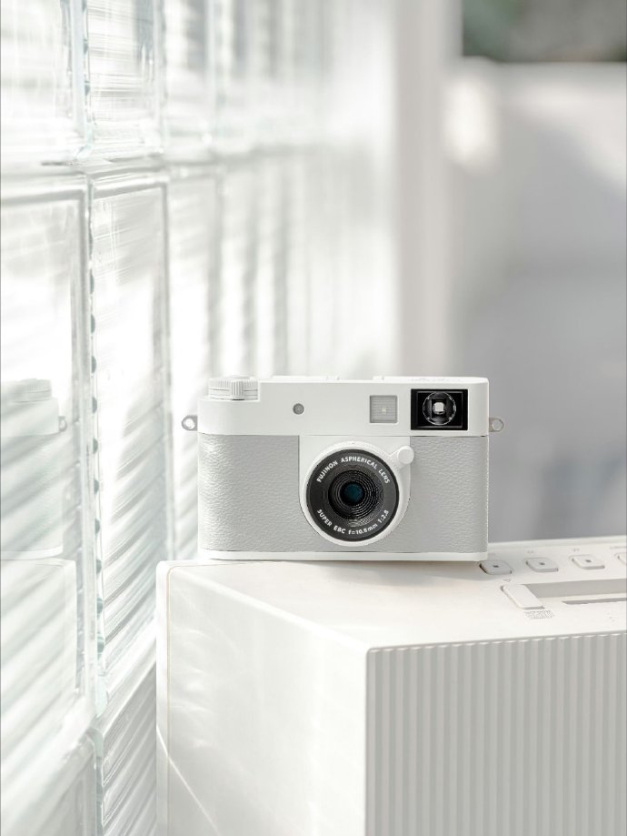 富士フイルム「X Half」のホワイトエディションが、海外で発表された