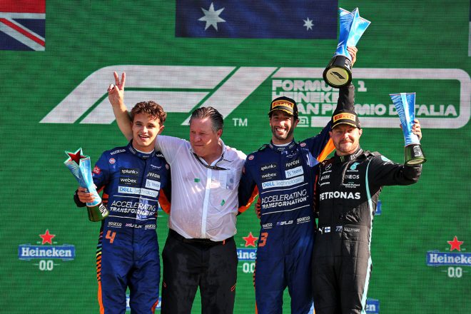 リカルドが移籍後初優勝、マクラーレンW表彰台。フェルスタッペンと