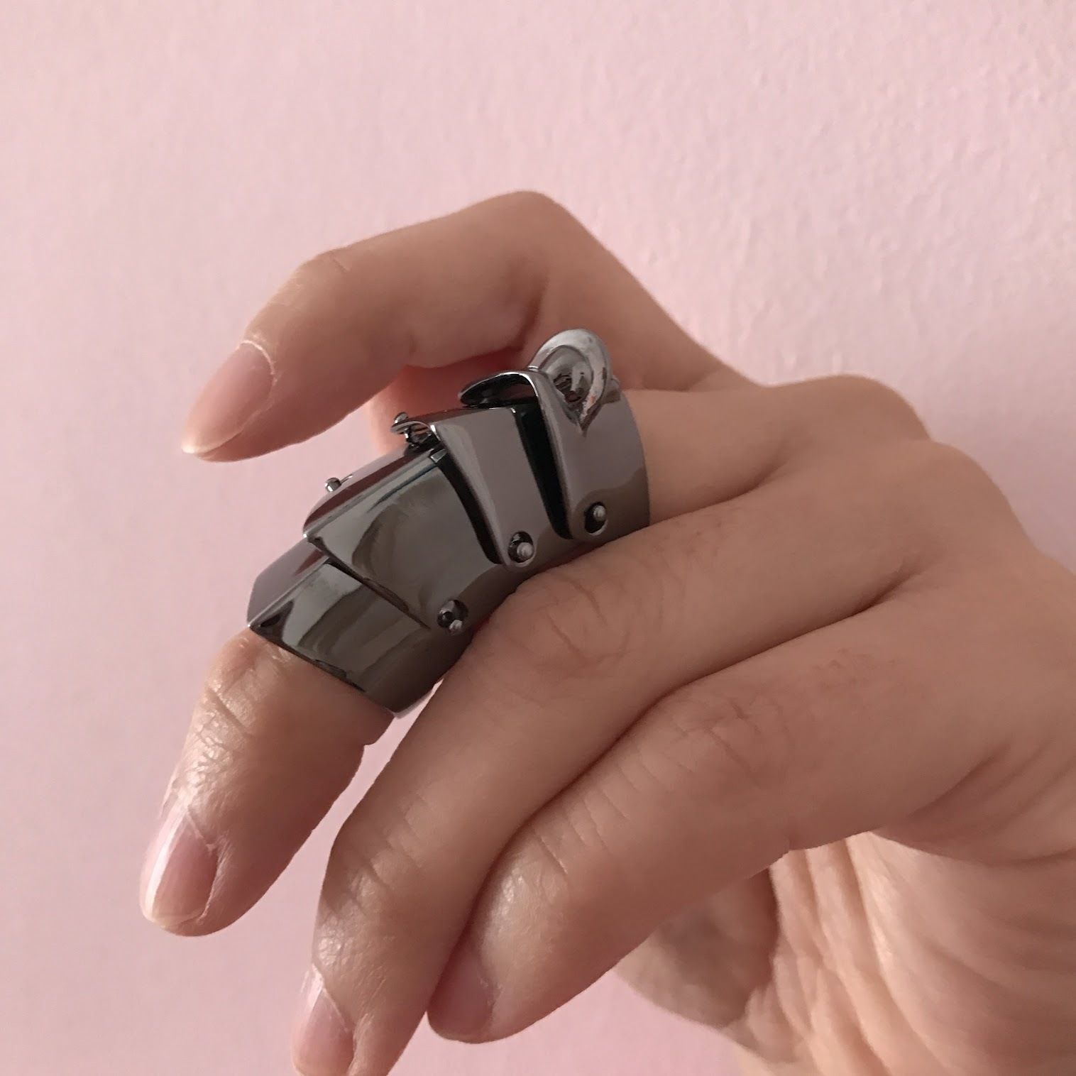 大人気!!新作☆Vivienne Westwood☆アーマーリング!!ガンメタル