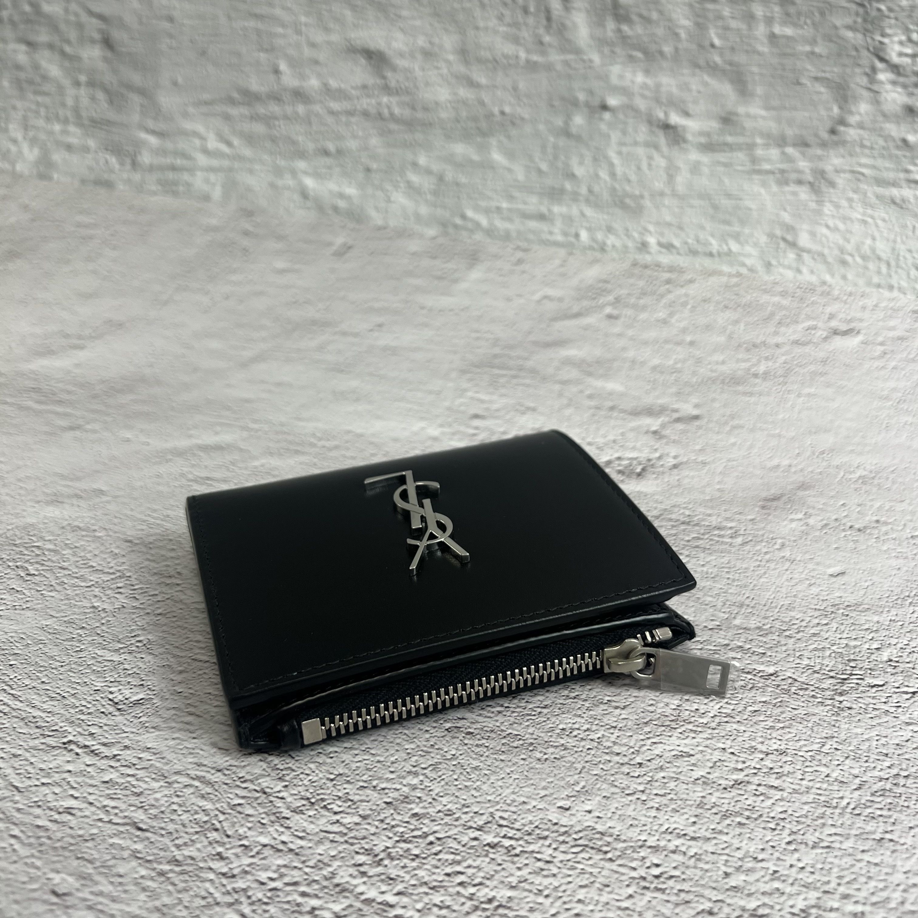 ☆送料・関税込☆SAINT LAURENT☆小銭入れ付き 二つ折り財布☆ (Saint