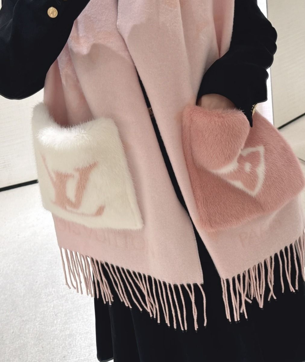 ふわふわポケットに癒される LouisVuitton カシミヤマフラー (Louis