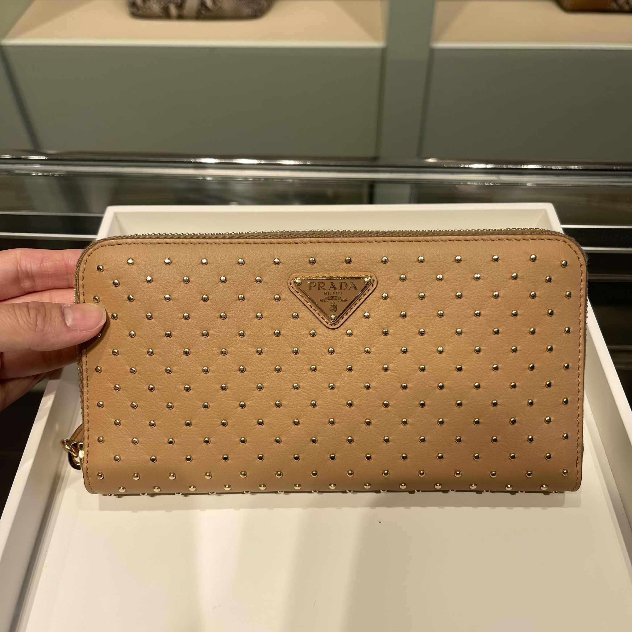 ☆ PRADA ☆スタッズドレザー ジップアラウンド 長財布 1ML506 (PRADA